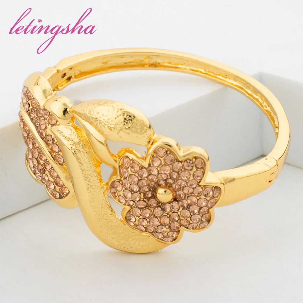 Heavy looking jewelery for Women of class. Dont Wear if you are not confident. A classy women will make fake gold look real